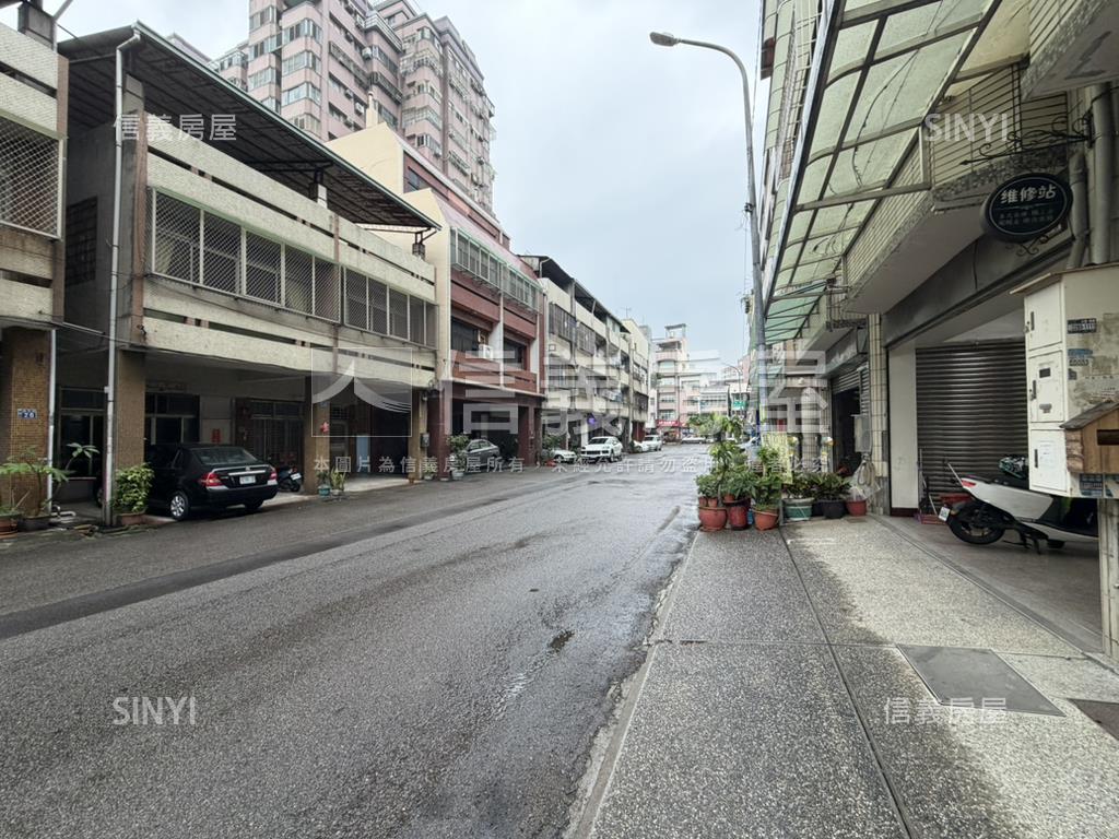 鄰知名百貨朝南雙併金店面房屋室內格局與周邊環境