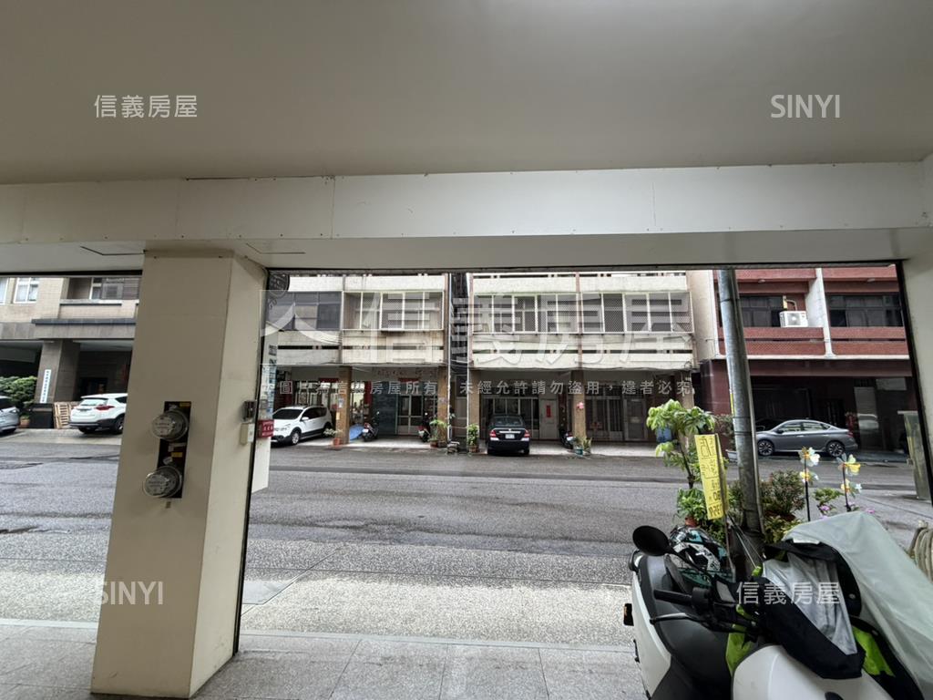 鄰知名百貨朝南雙併金店面房屋室內格局與周邊環境