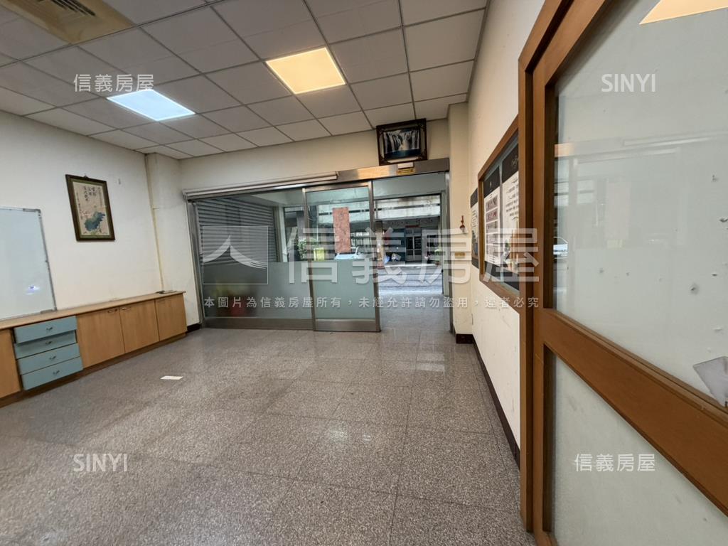鄰知名百貨朝南雙併金店面房屋室內格局與周邊環境