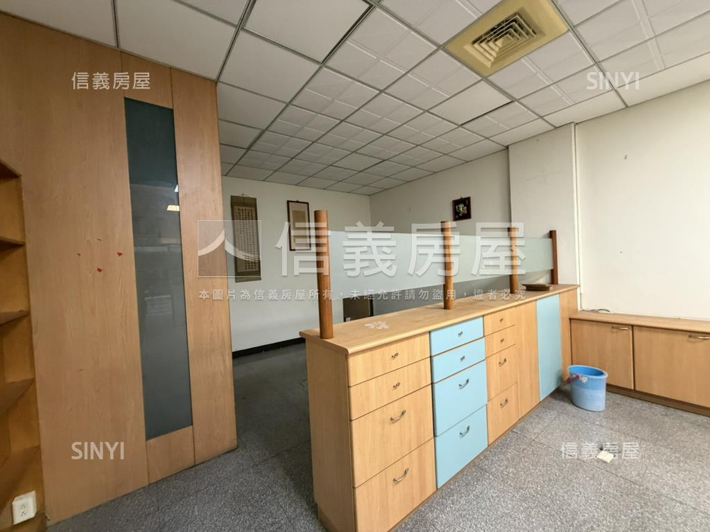 鄰知名百貨朝南雙併金店面房屋室內格局與周邊環境