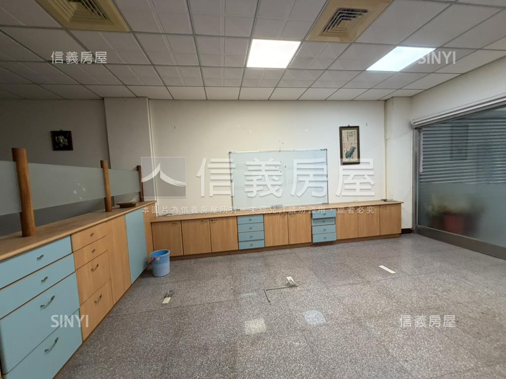 鄰知名百貨朝南雙併金店面房屋室內格局與周邊環境