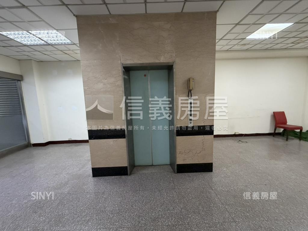 鄰知名百貨朝南雙併金店面房屋室內格局與周邊環境