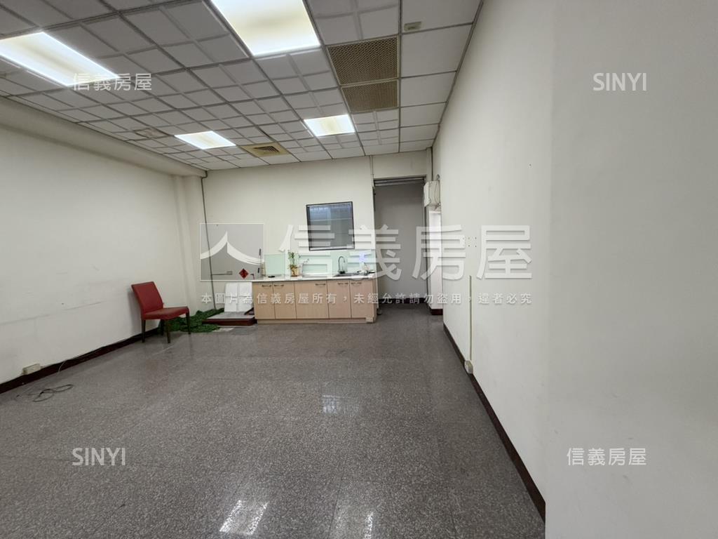 鄰知名百貨朝南雙併金店面房屋室內格局與周邊環境