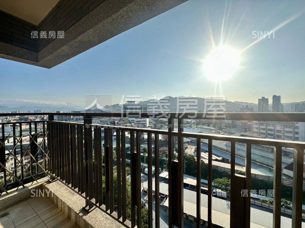 捷運家境高樓景觀四房車位房屋室內格局與周邊環境