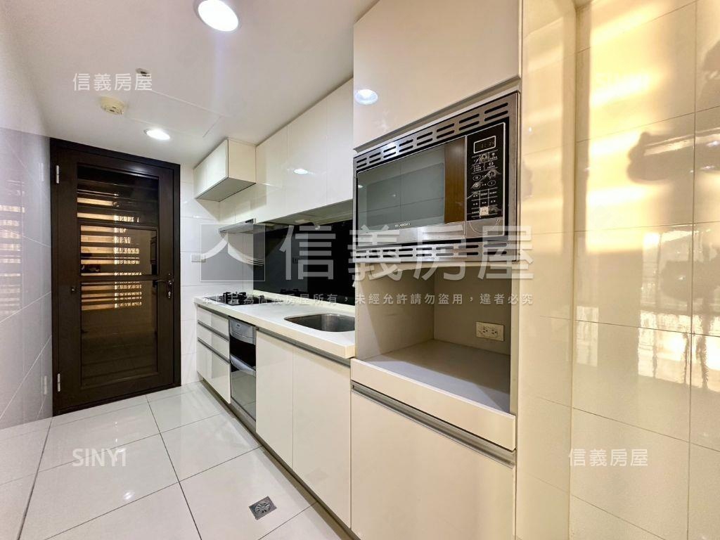 捷運家境高樓景觀四房車位房屋室內格局與周邊環境