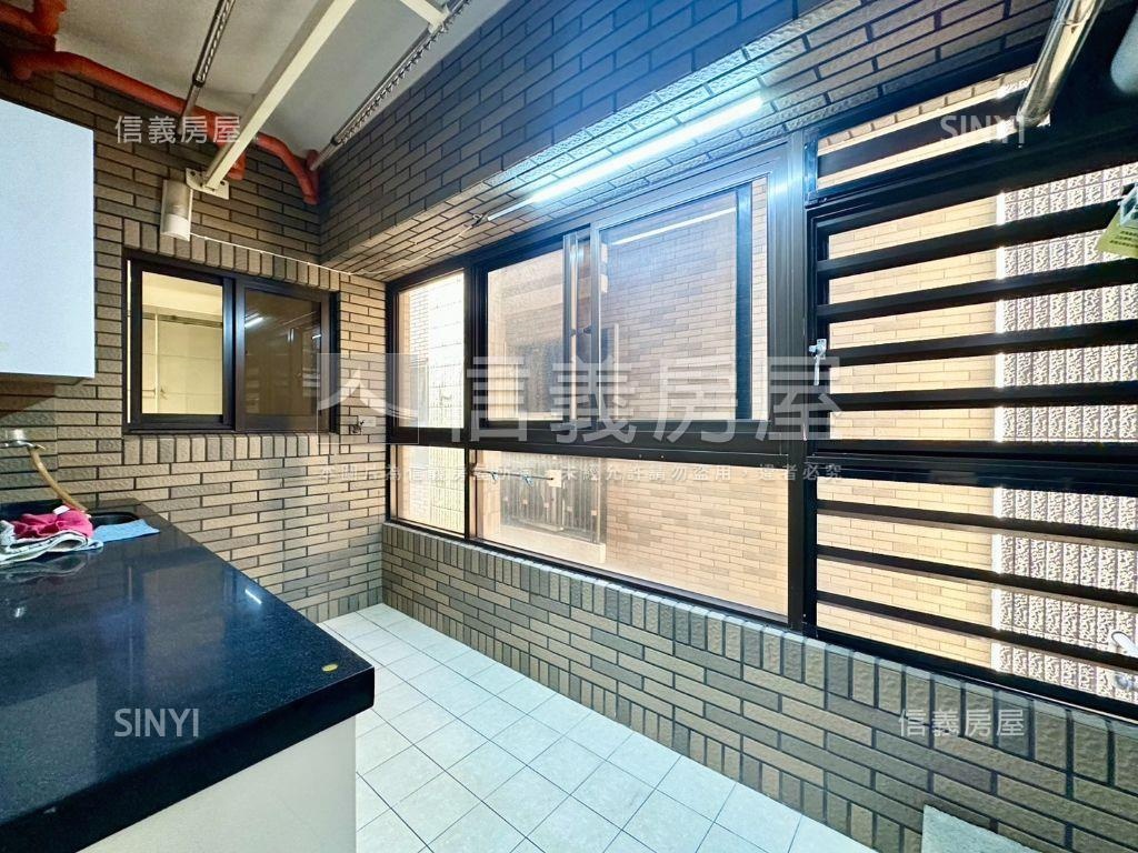 捷運家境高樓景觀四房車位房屋室內格局與周邊環境