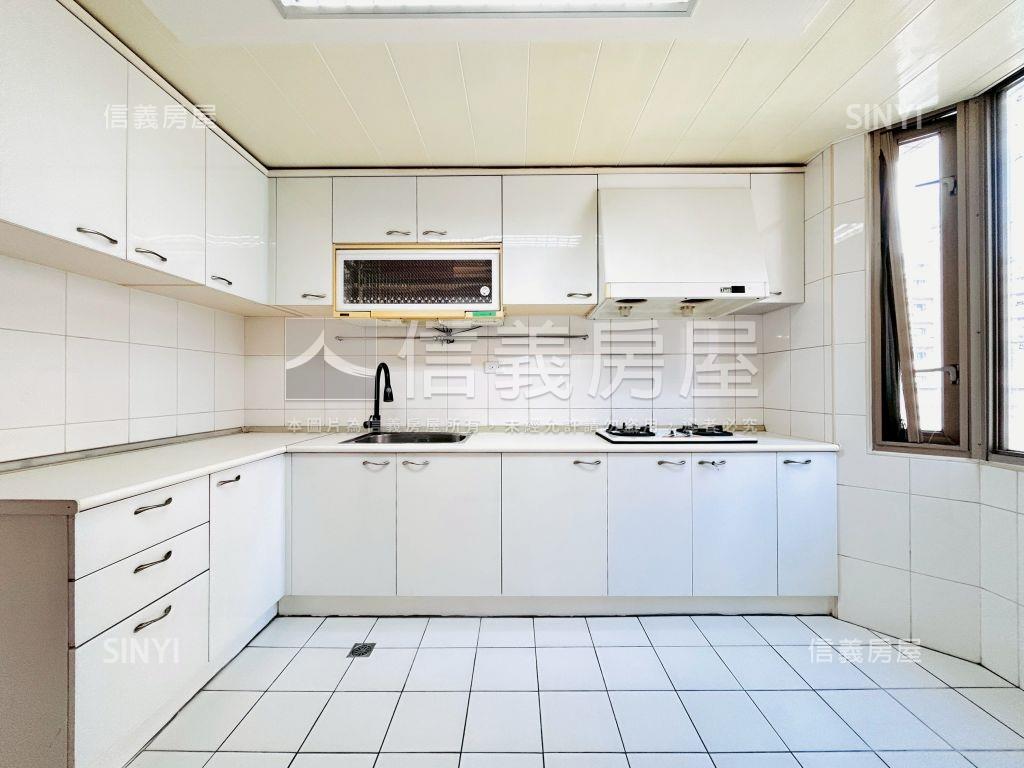 昇捷荷堂４房車位房屋室內格局與周邊環境