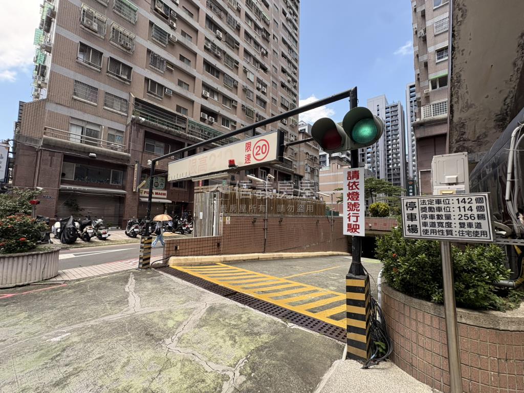 ★南區樓中樓視野美宅房屋室內格局與周邊環境