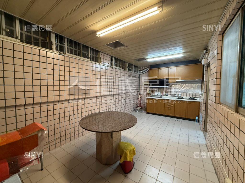 陽光靜巷一樓門前方便停車房屋室內格局與周邊環境