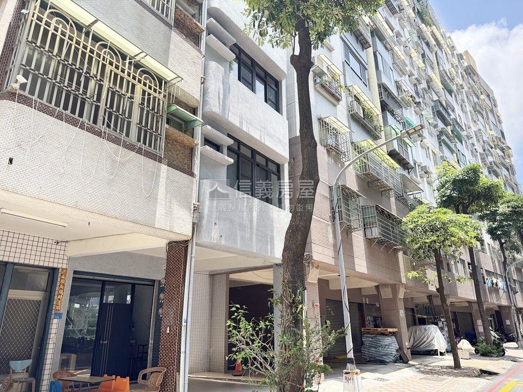 近高鐵三房一室裝潢附車位房屋室內格局與周邊環境
