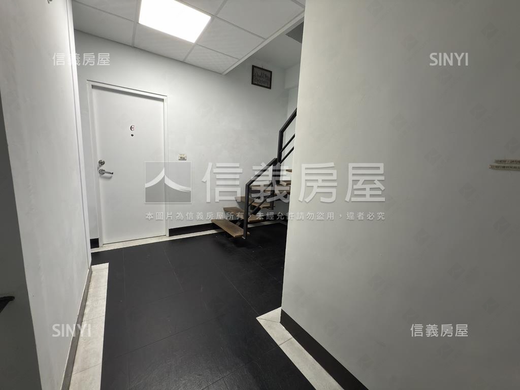 成大深白色宿舍房屋室內格局與周邊環境
