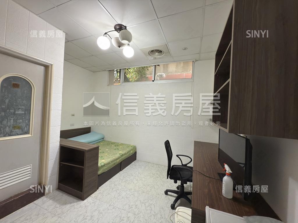成大深白色宿舍房屋室內格局與周邊環境