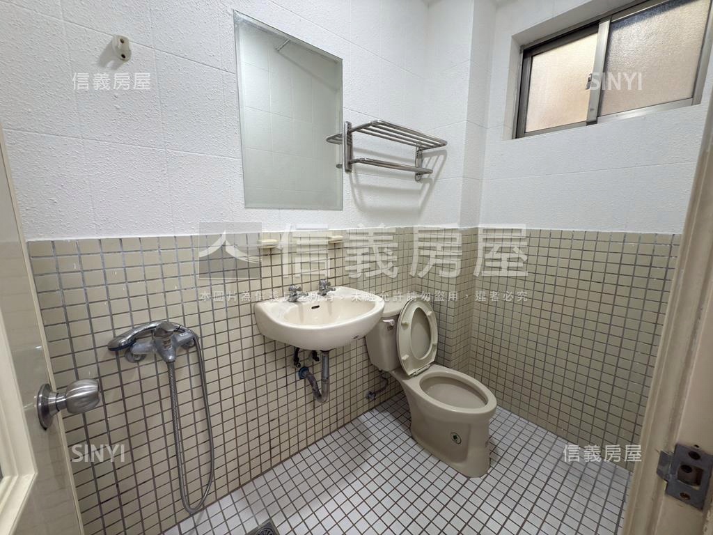 成大深白色宿舍房屋室內格局與周邊環境