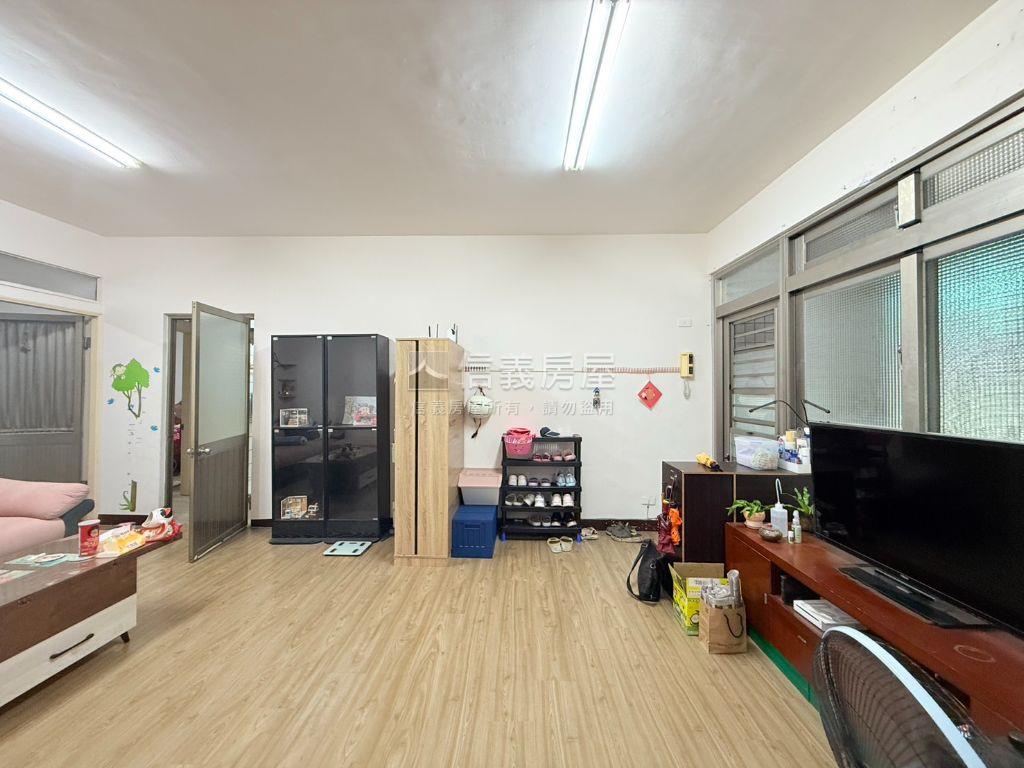近光華溫莎庭園一樓戶房屋室內格局與周邊環境