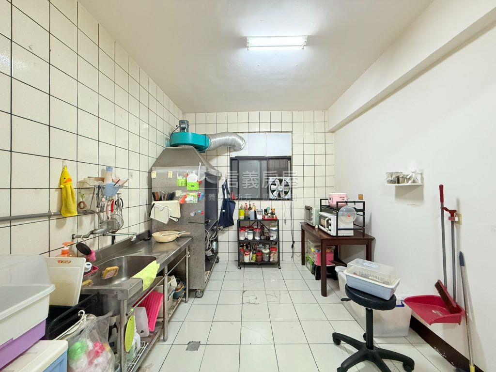 近光華溫莎庭園一樓戶房屋室內格局與周邊環境