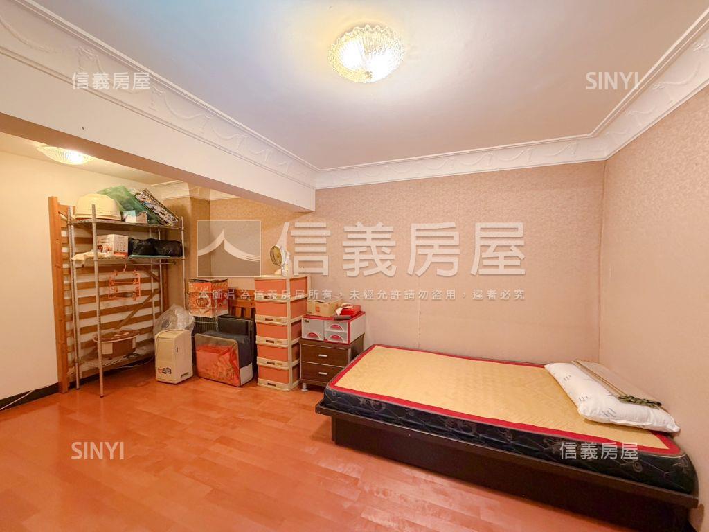 歐洲聯邦。下疊庭院宅房屋室內格局與周邊環境
