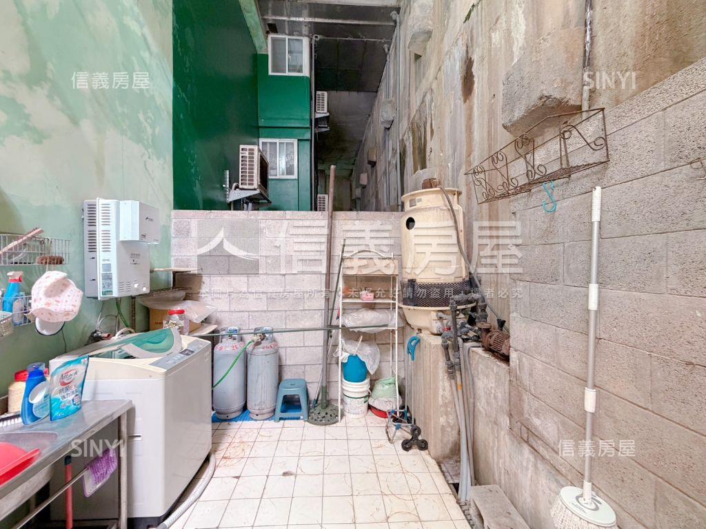 歐洲聯邦。下疊庭院宅房屋室內格局與周邊環境