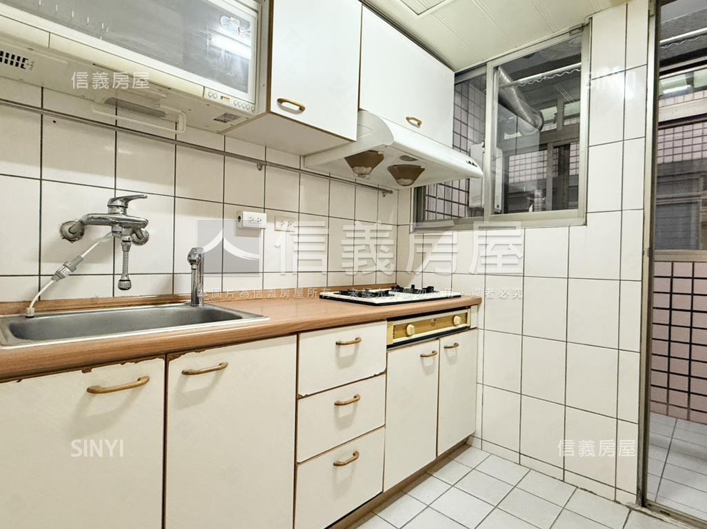 公園捷運邊間高樓電梯三房房屋室內格局與周邊環境