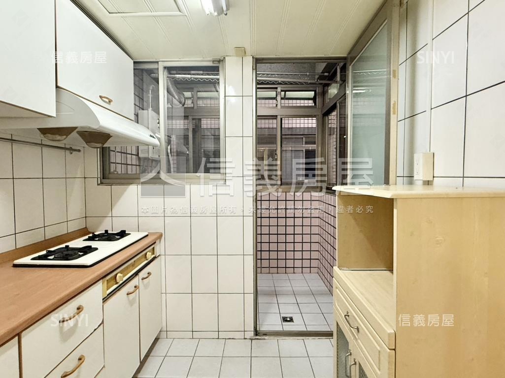 公園捷運邊間高樓電梯三房房屋室內格局與周邊環境