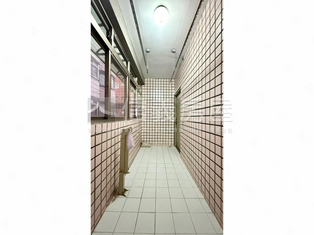 公園捷運邊間高樓電梯三房房屋室內格局與周邊環境