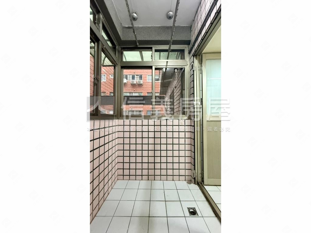 公園捷運邊間高樓電梯三房房屋室內格局與周邊環境