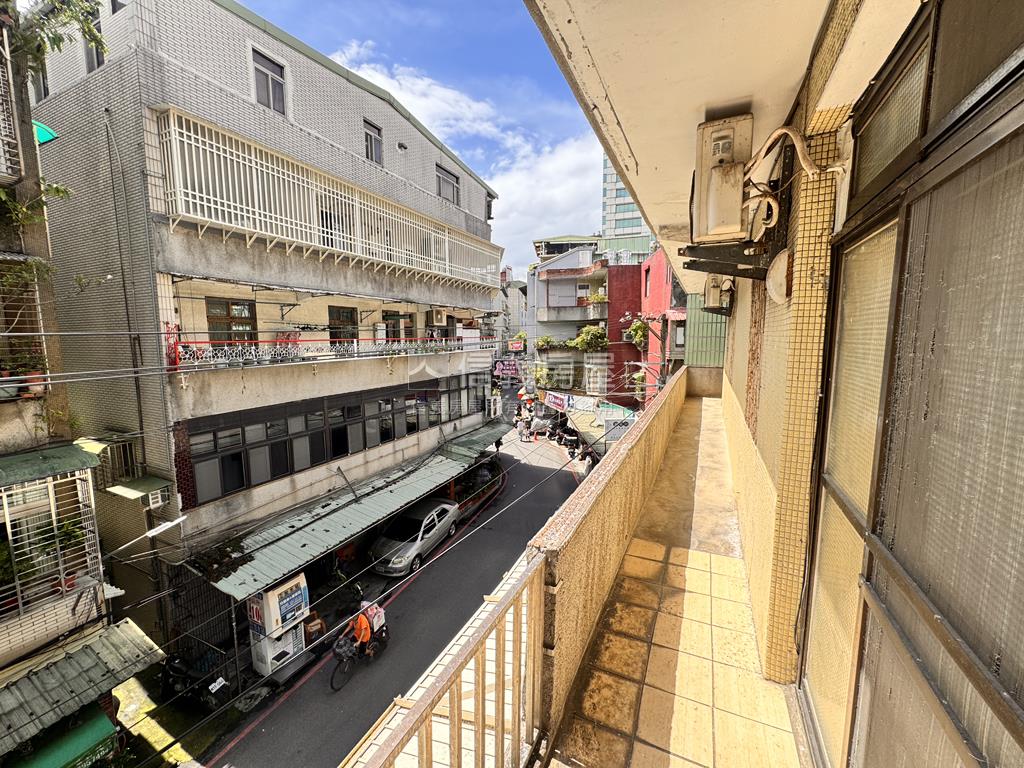 專任新埔近捷運採光三樓房屋室內格局與周邊環境