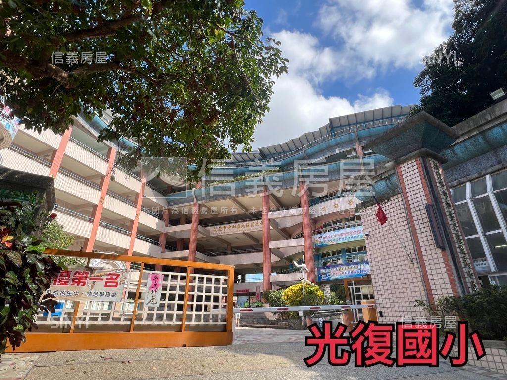 捷運挑高大空間一樓房屋室內格局與周邊環境