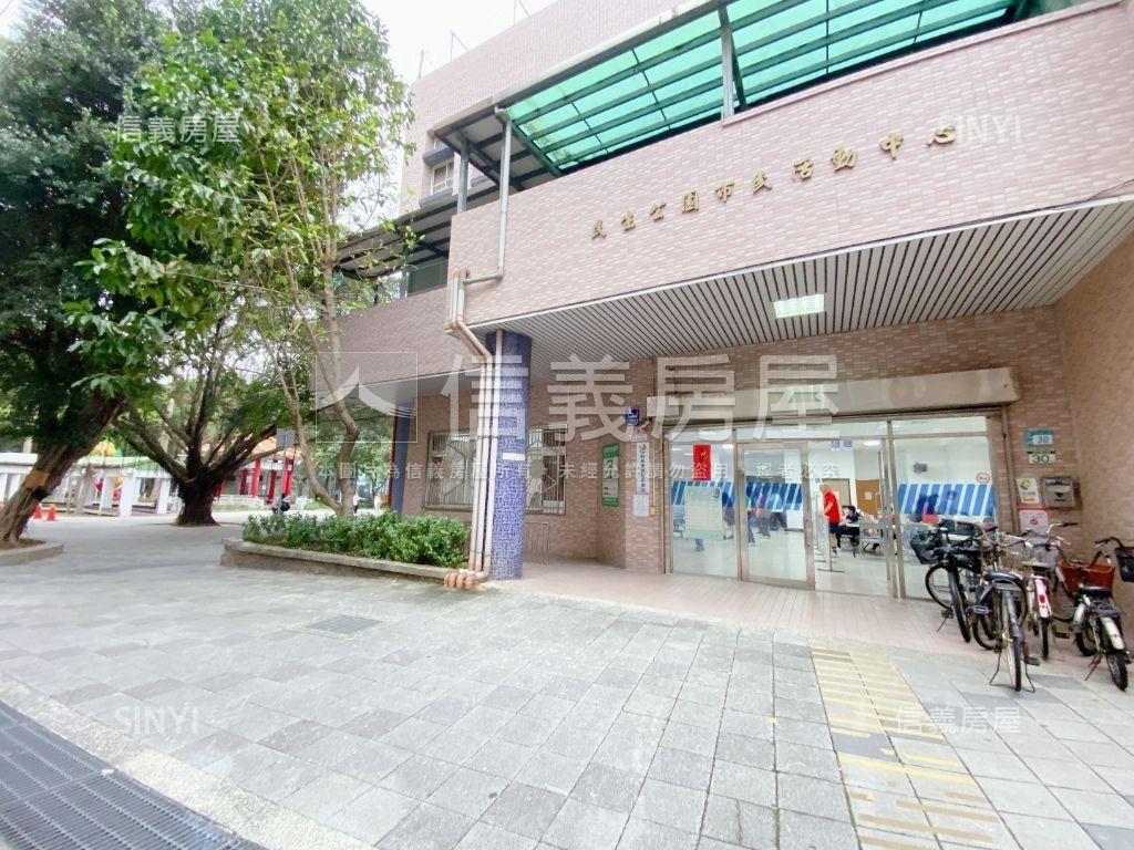 捷運挑高大空間一樓房屋室內格局與周邊環境