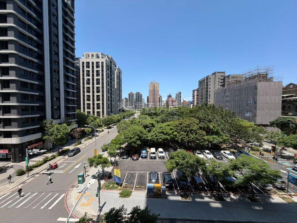 江翠重劃～興富發大美挑高房屋室內格局與周邊環境