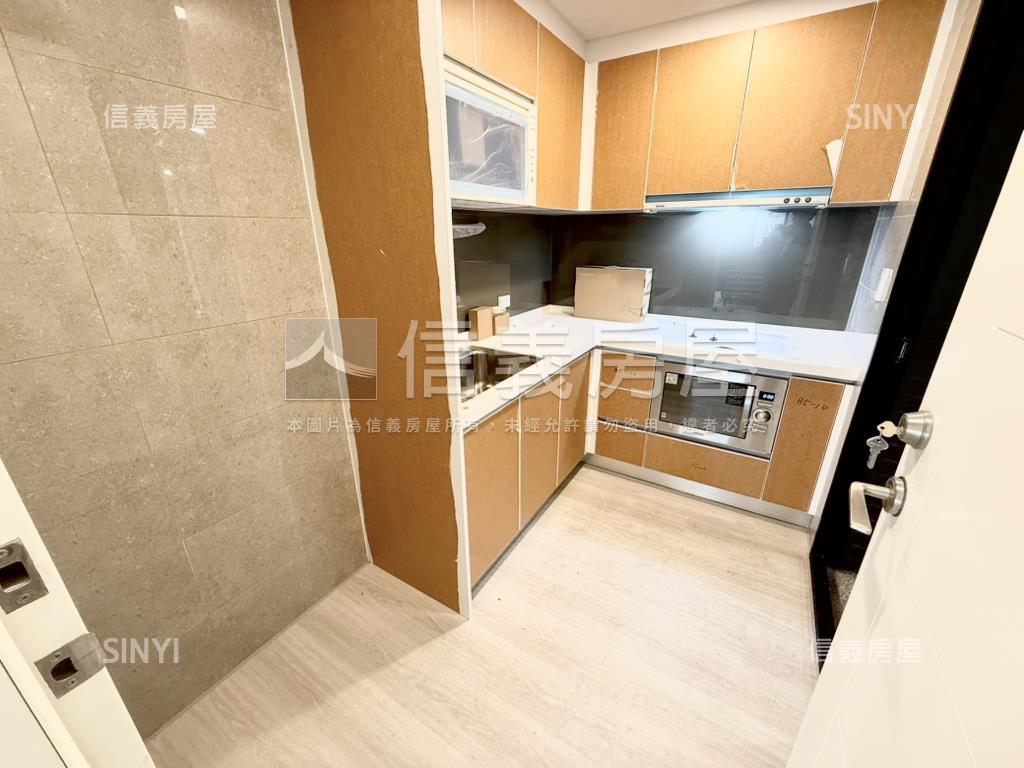 全新。冠德心天匯三房車位房屋室內格局與周邊環境