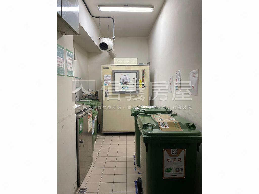 鳳山大面寬顯眼金店面房屋室內格局與周邊環境