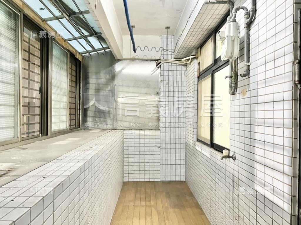 三重大面寬一樓辦公店面房屋室內格局與周邊環境