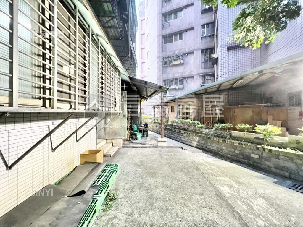 三重大面寬一樓辦公店面房屋室內格局與周邊環境