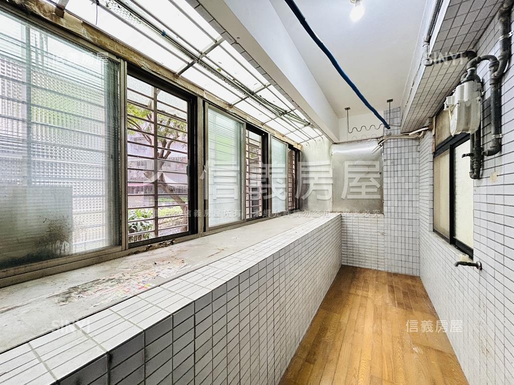 三重大面寬一樓辦公店面房屋室內格局與周邊環境