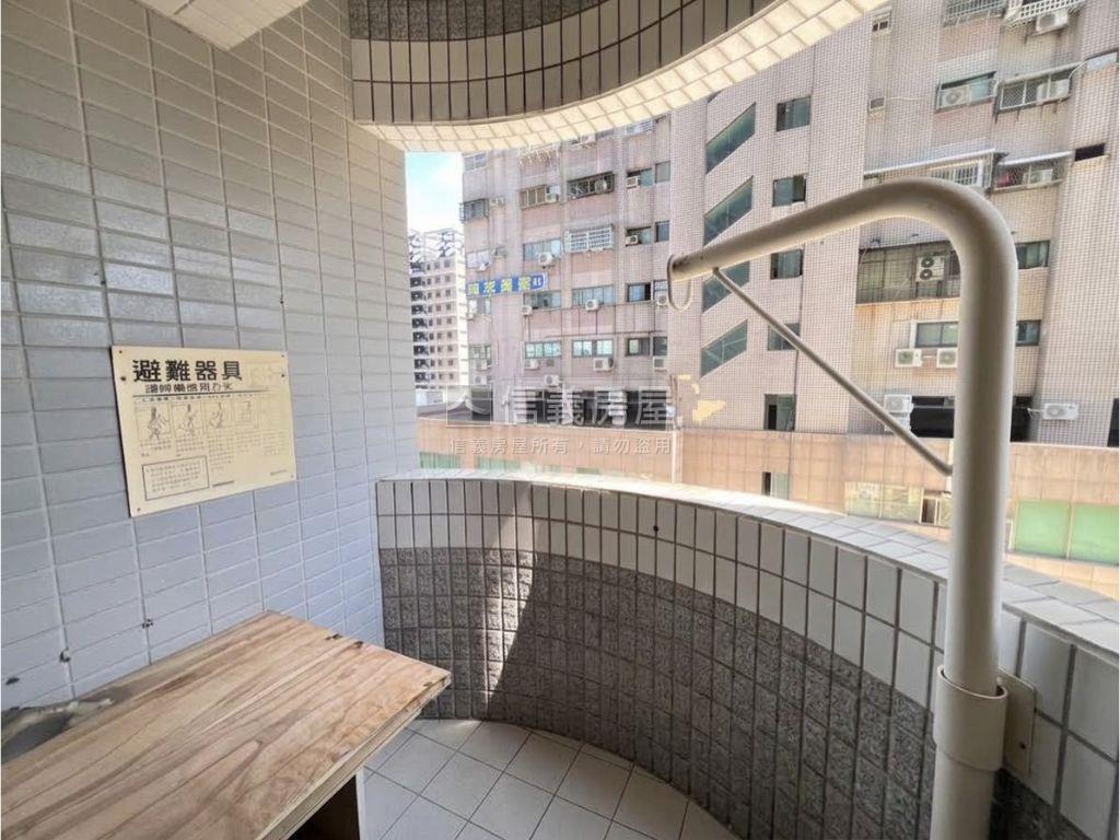 高雄站前採光合併戶雙衛浴房屋室內格局與周邊環境