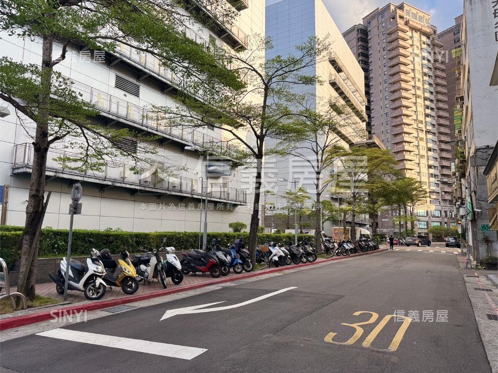 稀有釋出天母愛座三房車位房屋室內格局與周邊環境