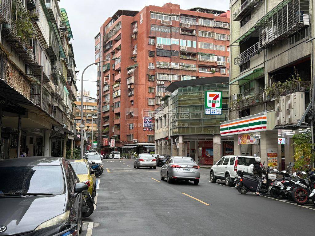 新接大面寬方正金店面房屋室內格局與周邊環境