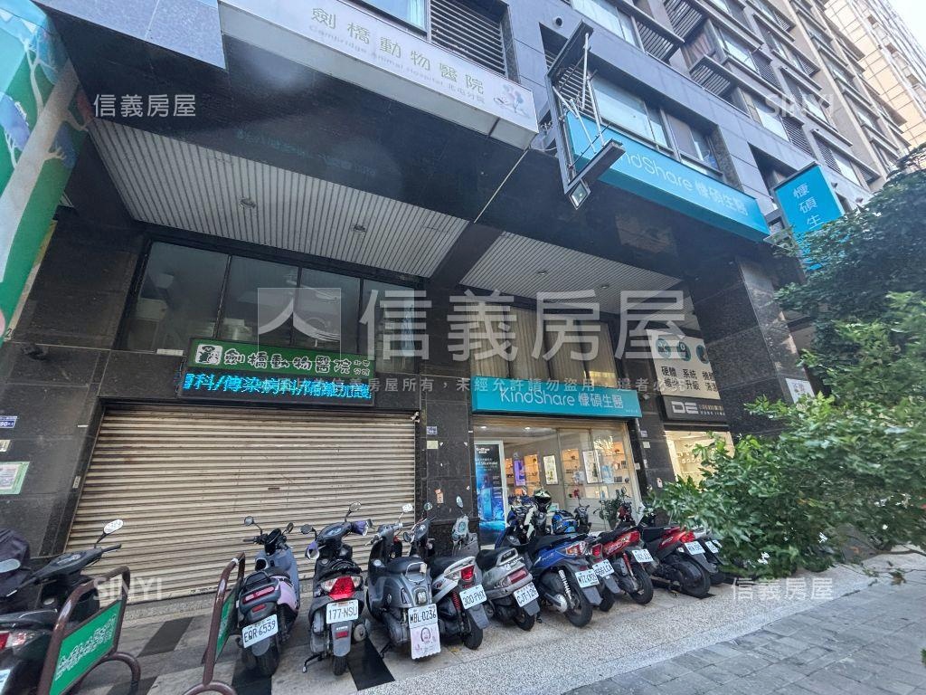 ㊣文心路近捷運大面寬店面房屋室內格局與周邊環境