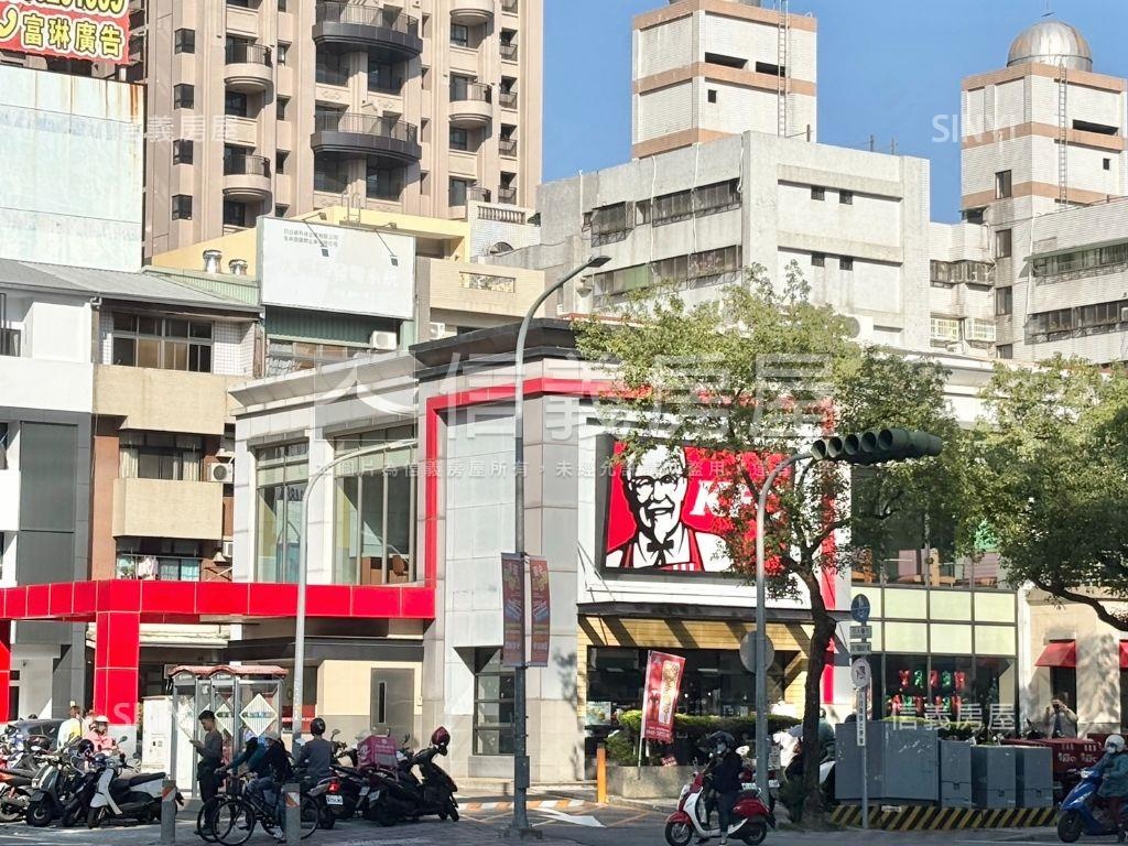 ㊣文心路近捷運大面寬店面房屋室內格局與周邊環境