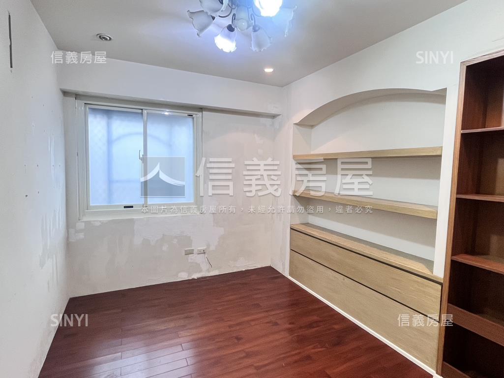 中路市府超值４房附車位房屋室內格局與周邊環境