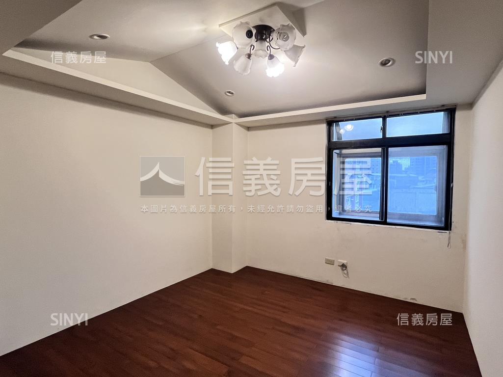 中路市府超值４房附車位房屋室內格局與周邊環境