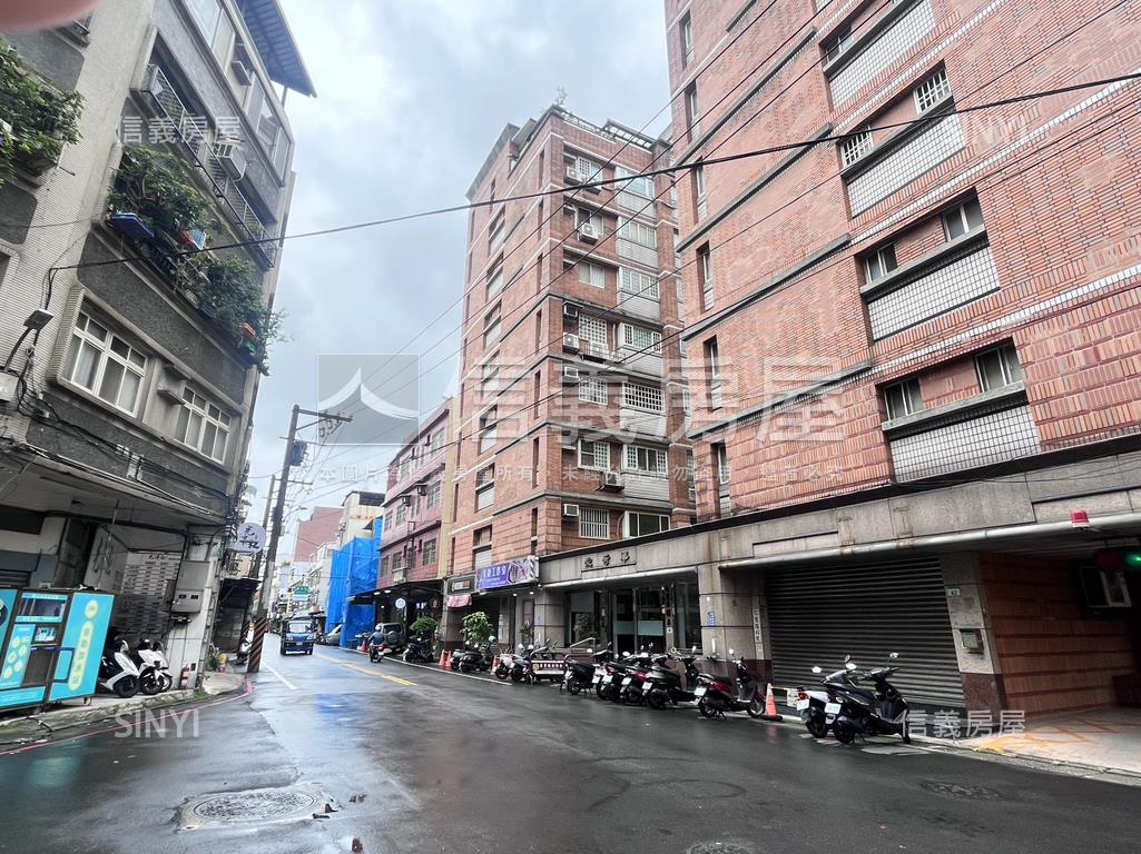 中路市府超值４房附車位房屋室內格局與周邊環境