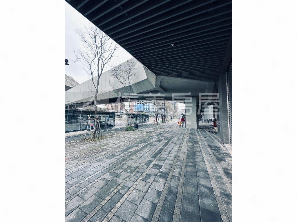 南港站前四鐵三房車位房屋室內格局與周邊環境