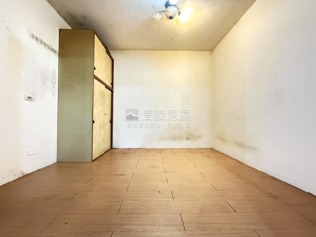 捷運秀山活巷獨棟邊間二樓房屋室內格局與周邊環境