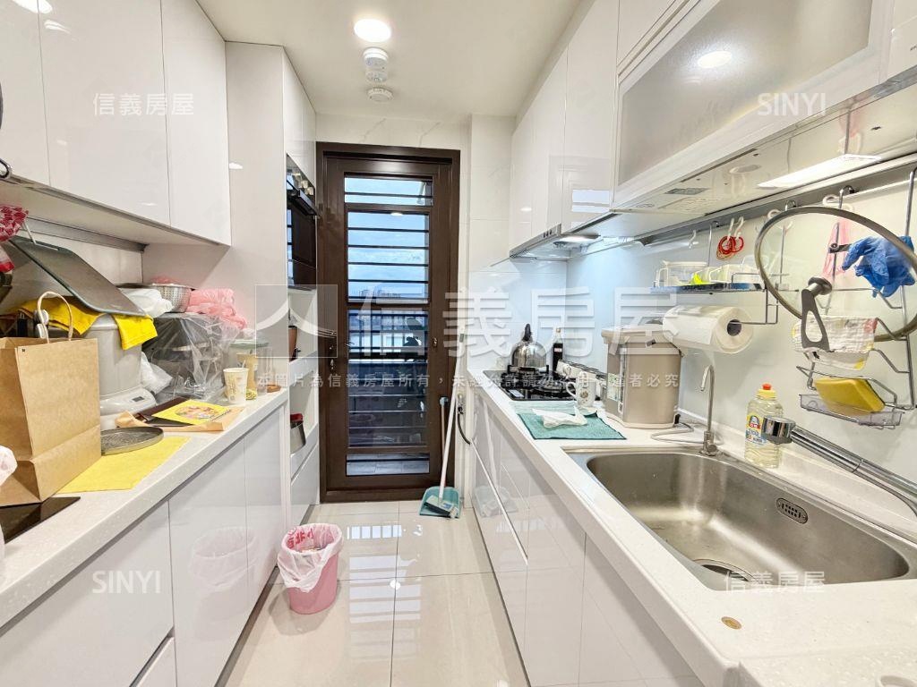 芬蘭極光四房河景帝王戶房屋室內格局與周邊環境