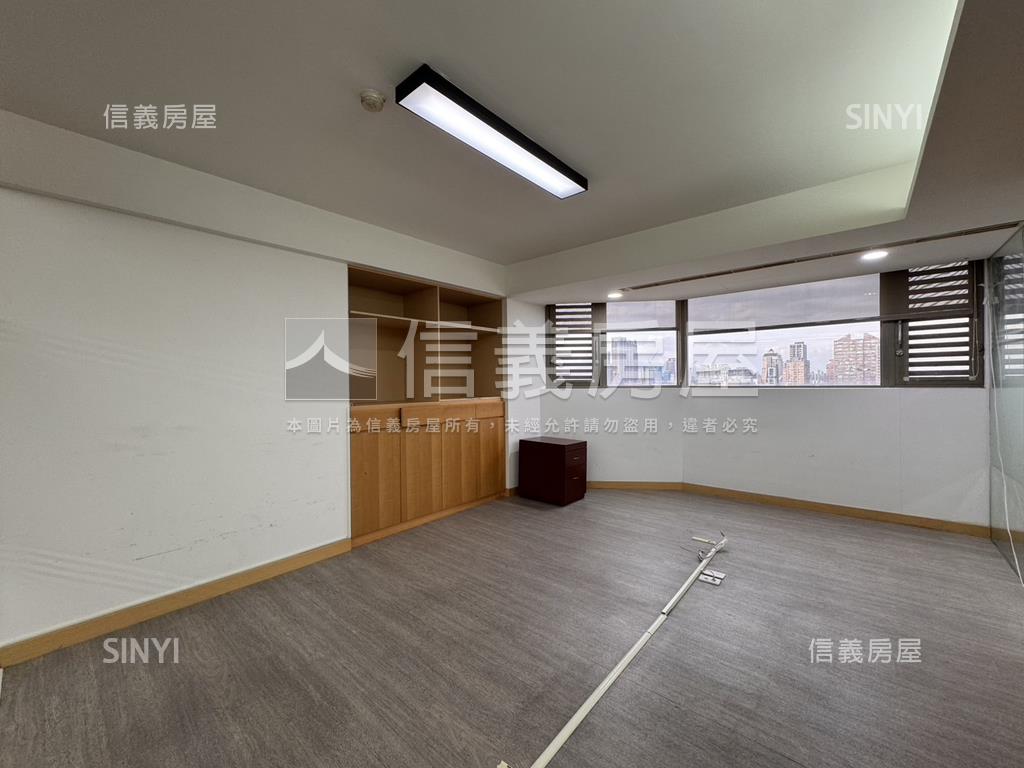 稀有三面採光明亮商辦房屋室內格局與周邊環境