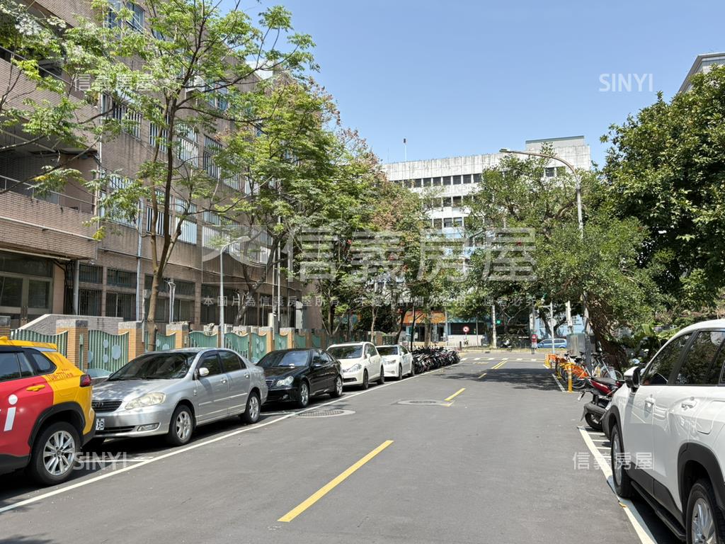 內湖指標高樓２房車位房屋室內格局與周邊環境