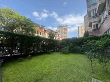 藍天綠地湖中天一樓