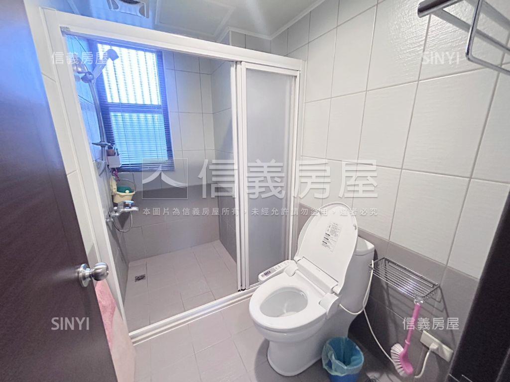 公園旁角間臨路別墅房屋室內格局與周邊環境