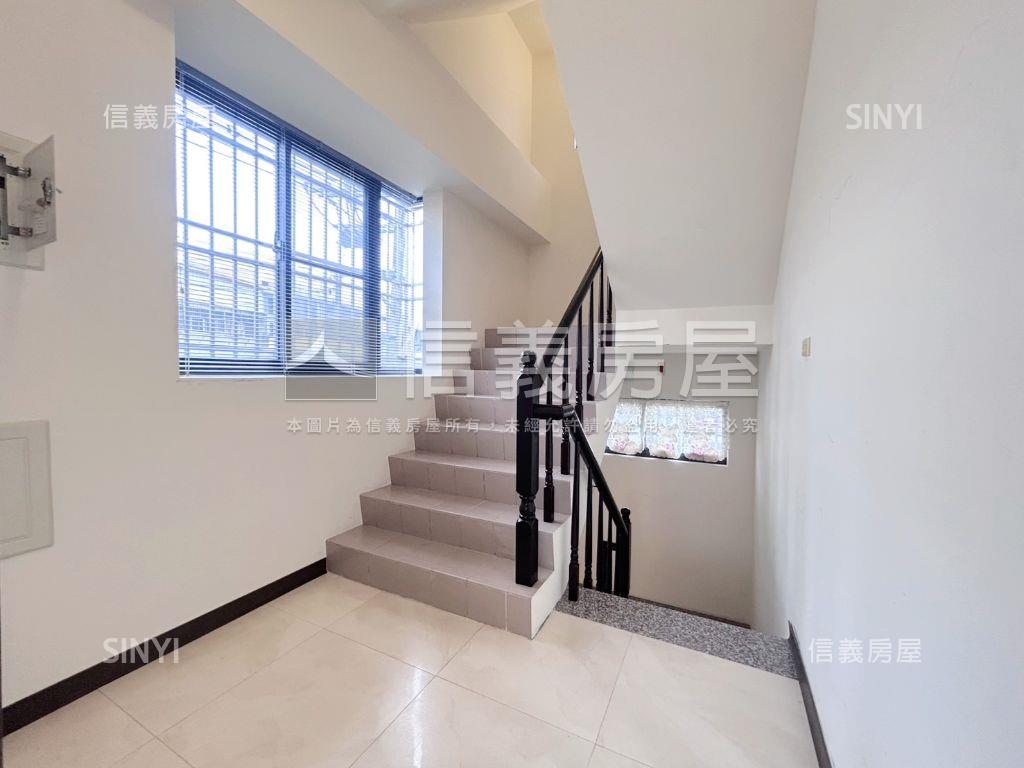 公園旁角間臨路別墅房屋室內格局與周邊環境